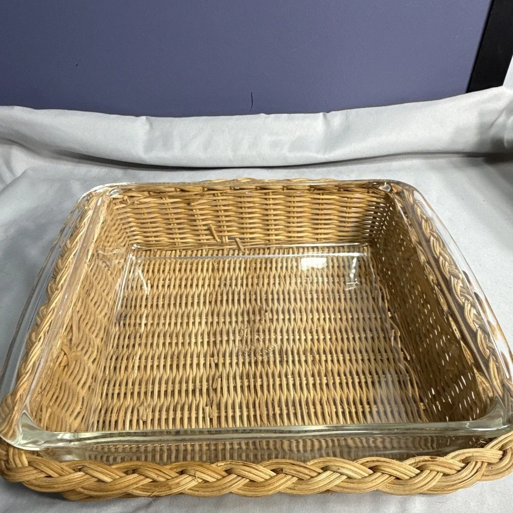 Pyrex 2 Qt Clear Glass Square Baking Dish 232 w/ Wicker Basket Carrier